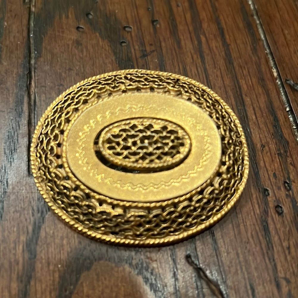 VINTAGE BROOCH.